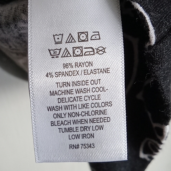 Tahari | Black and White Print High Lo Tunic Blouse - Picture 8 of 12